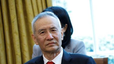 Liu He, viceprimer ministro chino, durante la reunión con el presidente Donald Trump este 4 de abril de 2019 en la Oficina Oval de la Casa Blanca, en Washington, DC.