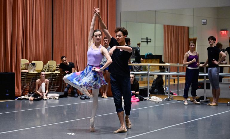 Joy Womack y Victor Caixeta trabajan por turnos durante un ensayo en el Segerstrom Center for the Arts el 30 de septiembre de 2022 en Costa Mesa, California.