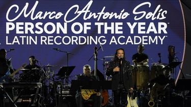 Marco Antonio Solís recibe el premio a la Persona del Año en la gala en su honor en la Arena Mandalay Bay Michelob Ultra el 16 de noviembre de 2022 en Las Vegas.