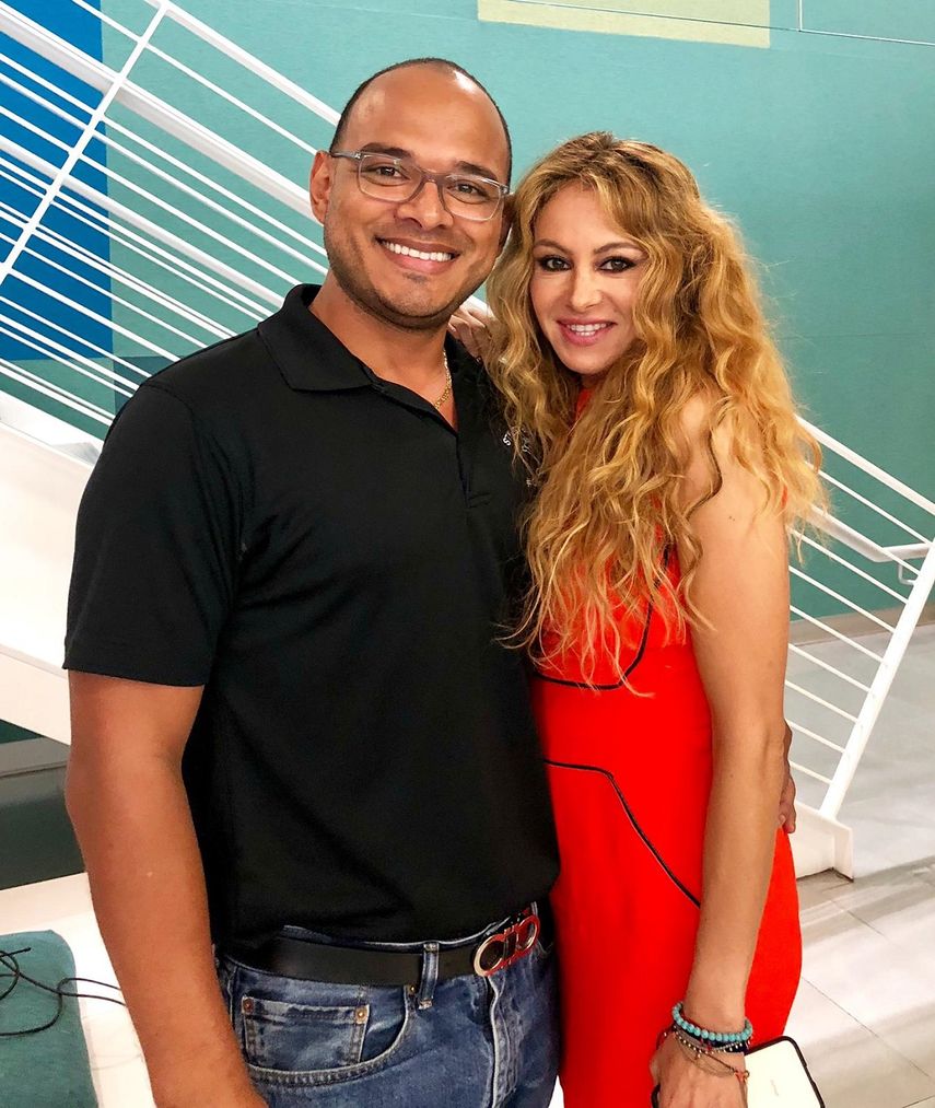 El estilista y maquillista Gustavo Vargas junto a Paulina Rubio.&nbsp;
