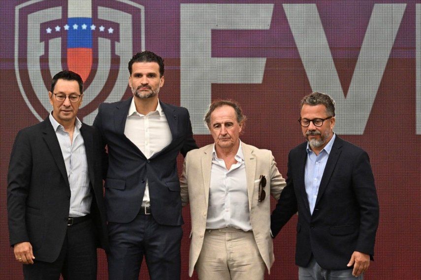 &nbsp;El nuevo entrenador del equipo nacional de fútbol de Venezuela, Oswaldo Vizcarrondo (C), posa con miembros de su personal técnico, el ecuatoriano Marlo Marín (L), el uruguayo Oscar Ortega (2o R) y el brasileño Clever Xabier (R), durante su presentación en Caracas el 20 de enero de 2026.