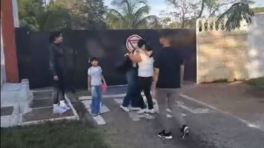 Sissi Abascal, integrante del movimiento Damas de Blanco, justo en el momento en que sale de prisión y se rencuentra con sus familiares.