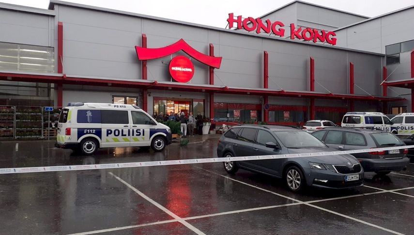 La polic&iacute;a acude al escenario de un incidente en el centro comercial Herman en Kuopio, Finlandia, donde un hombre atac&oacute; a varias personas con un cuchillo, matando a una persona y lesionando al menos a otras nueve, el martes 1 de octubre de 2019.&nbsp;