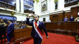 El nuevo presidente interino de Perú, José Jeri Oré, saludando tras su juramentación en el Congreso Nacional en Lima, después de que los legisladores destituyeran a la expresidenta Dina Boluarte.