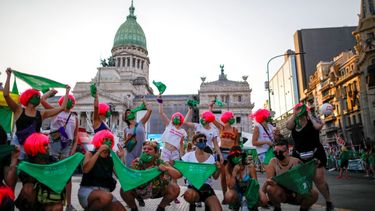 Activistas por el derecho al aborto protestan frente al Congreso argentino.