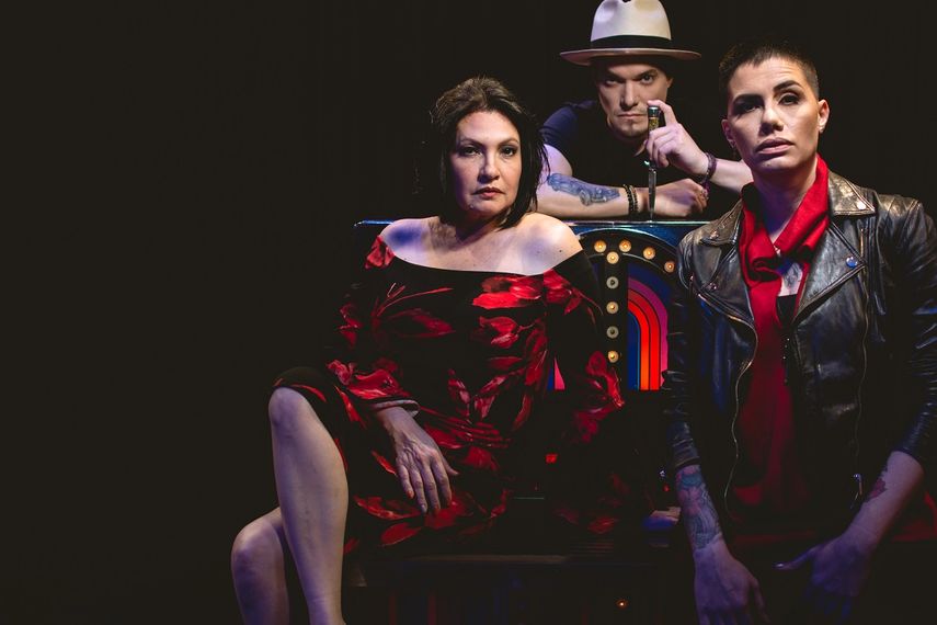 Beatriz Valdés, Manolo Ramos y Karen Martello en La verdadera historia de Pedro Navaja.