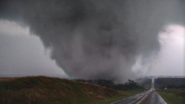 Tornados y tormentas azotan el centro norte de EEUU.