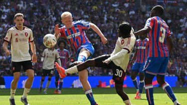 El centrocampista inglés #19 del Crystal Palace, Will Hughes (2I), compite con el defensa holandés #30 del Liverpool, Jeremie Frimpong (2D), durante el partido de fútbol de la FA Community Shield inglesa entre Crystal Palace y Liverpool en el estadio de Wembley, en Londres el 10 de agosto de 2025.&nbsp;