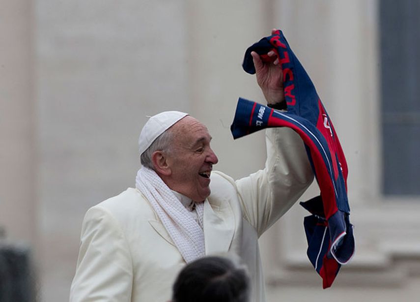 El papa Francisco agita una camiseta que le lanzaron desde la multitud al cabo de su audiencia general semanal en San Pedro, Vaticano. (AP Foto/Alessandra Tarantino)
