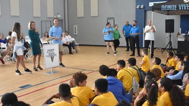 Cristina Echevarría, Mirta de Perales y Tony Lorenzo se dirigen a los niños.