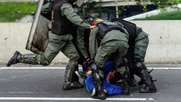 El nuevo dossier, presentado en La Haya, contiene torturas por asfixias con bolsas plásticas,  aplicación de descargas eléctricas, ahogamiento, golpes y patadas en  todo el cuerpo y un caso de tortura sexual con violación.