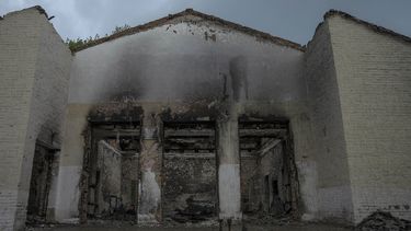 Artefactos rusos, en el piso de una sala de conciertos dañada por los ataques, en la localidad de Yahidne, en la región de Cherníhiv, en el norte de Ucrania, el 29 de junio de 2022.&nbsp;