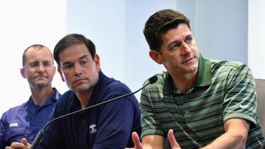 El senador Marco Rubio (izq.) acompañó este miércoles al presidente de la Cámara de Representantes de EEUU, Paul Ryan (der), en una visita a Florida, para evaluar los daños del huracán Irma.