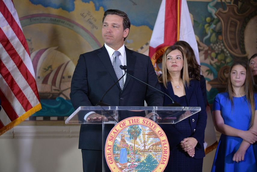 El gobernador de Florida, Ron DeSantis, en su presentación de la nueva magistrada de la Corte Suprema del Estado del Sol, Barbara Lagoa (segunda, a la izquierda de DeSantis).&nbsp;