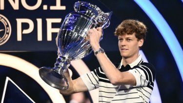 El italiano Jannik Sinner posa con el trofeo de número uno mundial del ránking de la ATP, el 11 de noviembre de 2024.