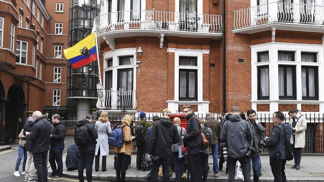 Periodistas se concentran ante la Embajada de Ecuador, donde permanece recluido el fundador de WikiLeaks,&nbsp;Julian&nbsp;Assange, en Londres.