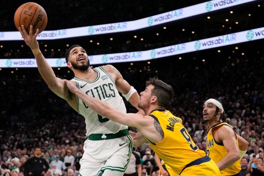 El alero de los Celtics de Boston Jayson Tatum lanza el balón superando al base de los Pacers de Indiana T.J. McCollum en el tiempo extra del juego 1 de las finales de la Conferencia Este el martes 21 de mayo del 2024.&nbsp;