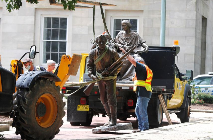 Trabajadores colocan la estatua de Henry Wyatt en un cami&oacute;n tras sacarla del Capitolio de Carolina del Norte en Raleigh el s&aacute;bado, 20 de junio del 2020.&nbsp;