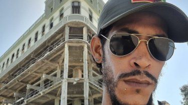 Ángel Cuza, fue uno de los primeros periodistas en informar de la explosión del Hotel Saratoga en 2022 por lo que fue detenido por la Seguridad del Estado.