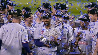 Marcus Semien, de los Rangers de Texas, levanta el trofeo de la Serie Mundial, tras el triunfo sobre los Diamondbacks de Arizona, el miércoles 1 de noviembre de 2023 