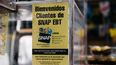 Un cartel que alerta a los clientes sobre los beneficios de los cupones de alimentos de SNAP se exhibe en un supermercado de Brooklyn el 5 de diciembre de 2019 en la ciudad de Nueva York.&nbsp;