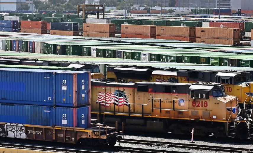 Contenedores para ser trasladados por tren y que fueron descargados en el Puerto de Los Ángeles, California.