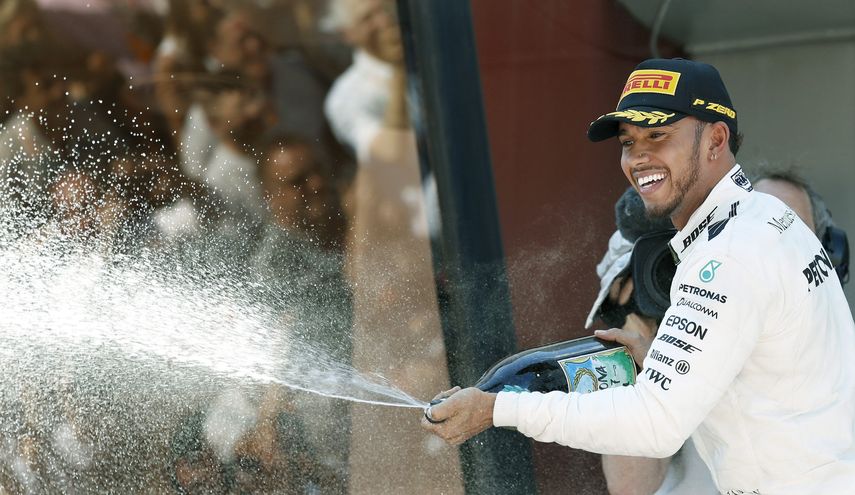 El piloto británico de Fórmula 1, Lewis&nbsp;Hamilton, del equipo Mercedes, celebra su victoria en el Gran Premio de España.&nbsp;
