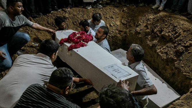 La gente baja el ataúd de una víctima, que murió en el accidente aéreo de Air India, durante una ceremonia de entierro en Ahmedabad el 15 de junio de 2025. Las familias afligidas celebraron funerales en la India el 15 de junio para sus familiares que se encontraban entre las al menos 279 personas que murieron en uno de los peores accidentes aéreos del mundo en décadas.