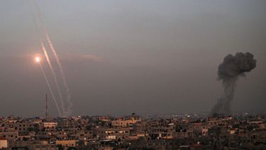 Militantes palestinos disparan cohetes hacia Israel mientras se eleva humo desde el sur de la Franja de Gaza, el 1 de diciembre de 2023, cuando los combates se reanudaron poco después de la expiración de una tregua de siete días entre Israel y los terroristas de Hamás.