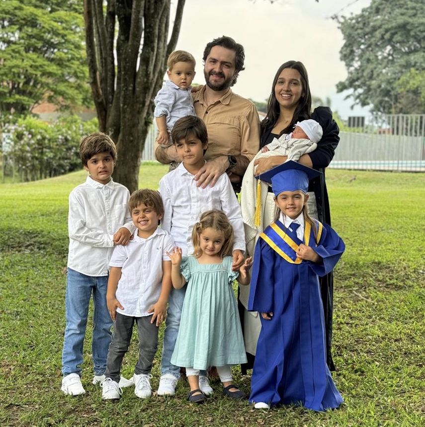 Diego y Sara junto a sus hijos.