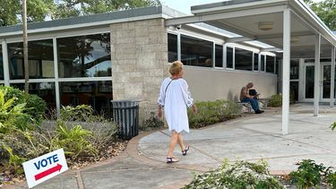 Imagen concerniente a las primeras horas de votaciones anticipadas en las elecciones del Distrito 4 de Miami