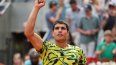 Carlos Alcaraz celebra luego de obtener su boleto a los cuartos de final en el Abierto de Madrid.