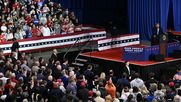 El presidente Donald Trump habla en un mitin de campaña de mitad de mandato en el Truist Arena en Highland Heights, Kentucky, el 17 de octubre de 2026.