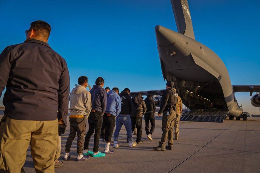 La portavoz de la Casa Blanca, Karoline Leavitt, publicò fotografías de los primeros deportados.