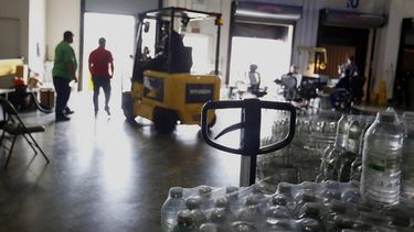 Imagen de archivo de un montacargas dentro de un almacén de la Agencia Federal para la Administración de Emergencias, FEMA, en Puerto Rico, tras el azote del huracán María.