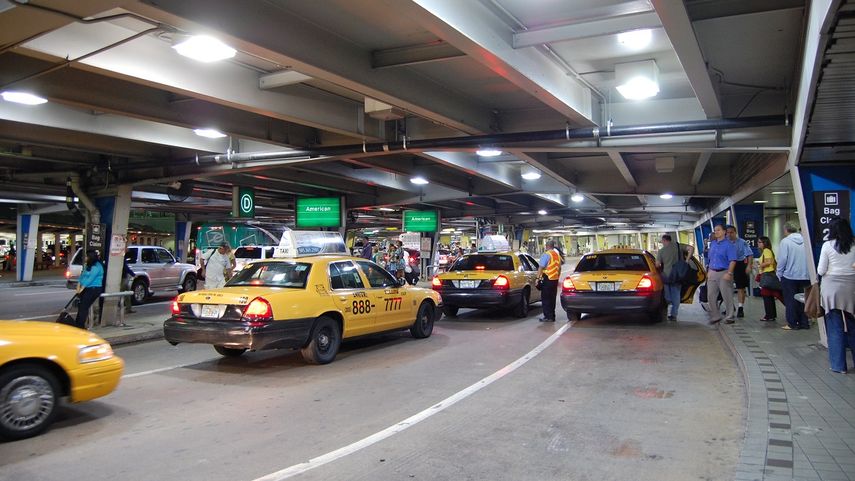 Varios autos del servicio de taxis amarillos son vistos en el aeropuerto de Miami.