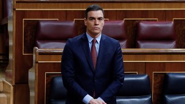El presidente de gobierno español Pedro Sánchez hace un minuto de silencio en memoria de las víctimas del coronavirus en el Parlamento en Madrid el 6 de mayo del 2020. 