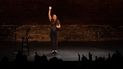 La comediante y actriz Alison Leiby se para en el escenario durante su espectáculo Oh God, A Show About Abortion en el Teatro Cherry Lane en la ciudad de Nueva York el 2 de junio de 2022.