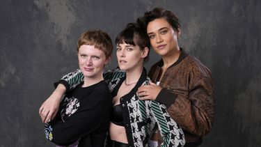 Rose Glass, izq., directora y coguionista de la película Love Lies Bleeding posa con las actrices Kristen Stewart (centro), y Katy M. OBrian en el Hotel Four Seasons, en Los Ángeles.&nbsp;