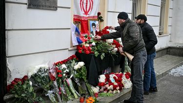 Personas depositan flores en un altar improvisado con un retrato del difunto líder supremo iraní, el ayatolá Alí Jamenei, y una bandera de la República Islámica de Irán, frente a la embajada de Irán en Rusia, en Moscú, el 2 de marzo de 2026.