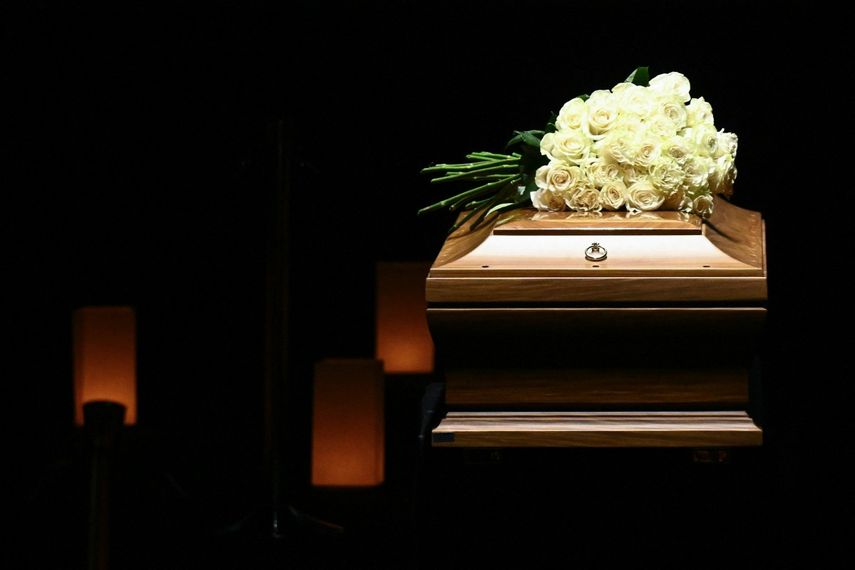 Los asistentes depositaron grandes coronas de rosas blancas a la entrada de la sala donde fue colocado el féretro de Girgio Armani.&nbsp;