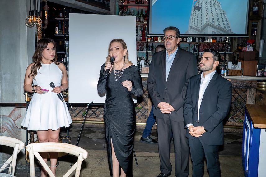 Irasema Torres, Ángela Calderón, fundadora de Imagen Miami; Mandy Llanes y David Alejandro Rendón, director de la revista.&nbsp;