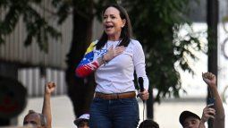 La líder opositora venezolana María Corina Machado (izq.) hace un gesto durante una protesta convocada por la oposición en vísperas de la investidura presidencial, en Caracas el 9 de enero de 2025. La líder opositora venezolana María Corina Machado (izq.) hace un gesto durante una protesta convocada por la oposición en vísperas de la investidura presidencial, en Caracas el 9 de enero de 2025.