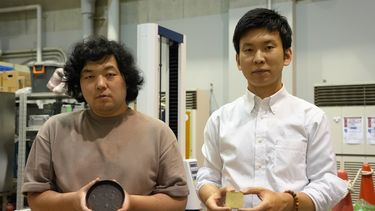 Los investigadores de la Universidad de Tokio Yuya Sakai, derecha, y Kota Machida posan con productos que fabricaron de cemento comestible en su laboratorio en Tokio, 26 de mayo de 2022. La tecnología desarrollada por ambos permite trasformar desperdicios de alimentos en cemento apto para la construcción.&nbsp;