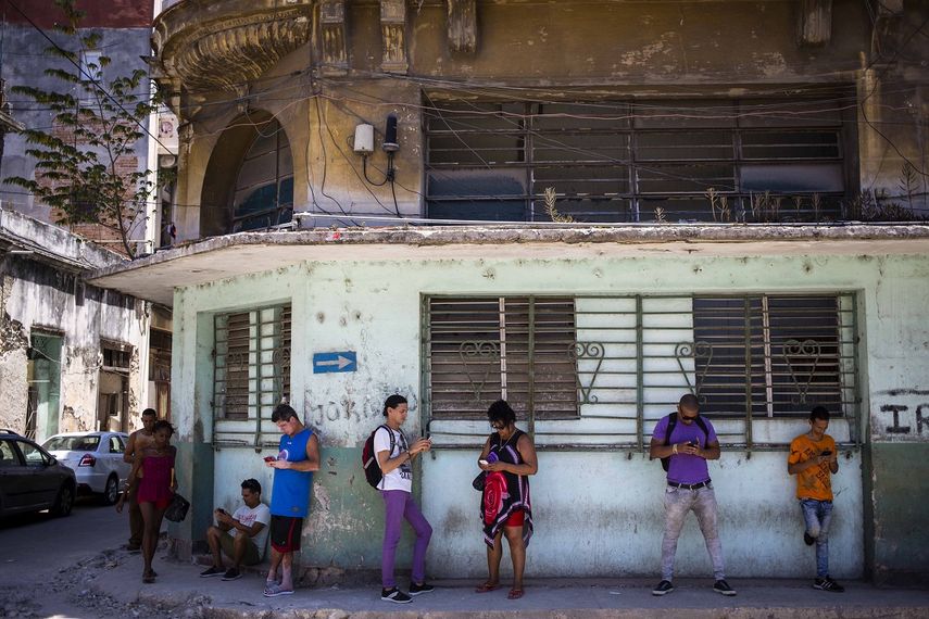Fotografía de archivo fechada el 22 de agosto de 2018 de un grupo de cubanos en un punto de conexión a internet en una calle de La Habana.