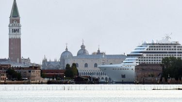 El crucero MSC Orchestra navega por la Plaza de San Marcos y el Palacio Ducal cuando llega el 3 de junio de 2021 a Venecia, Italia, para atracar en la terminal MSC de la ciudad de la cuenca de cruceros Marittima.&nbsp;