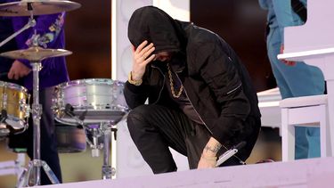 Eminem se presenta durante el Pepsi Super Bowl LVI Halftime Show en el SoFi Stadium el 13 de febrero de 2022 en Inglewood, California.