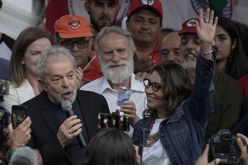 El expresidente brasileño Luiz Inácio Lula da Silva se dirige a sus partidarios mientras su novia Rosangela da Silva alza una mano luego de que él salió de la sede de la Policía Federal en la que estaba encarcelado por cargos de corrupción, en Curitiba, Brasil, el viernes 8 de noviembre de 2019.&nbsp;