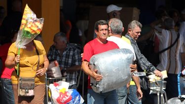 Viajeros procedentes de EEUU y sus acompañantes vistos en el aeropuerto Internacional José Martí, en La Habana, Cuba.
