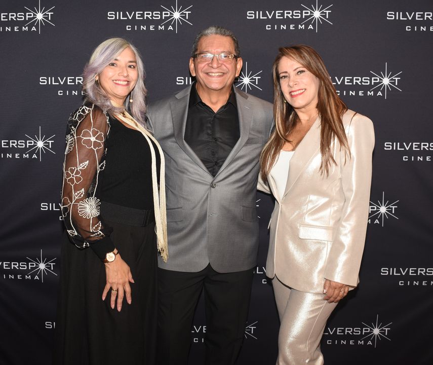 Los actores Gonzalo Cubero y Fabiola Romero-Clark, junto a la directora de Demasiado Peligroso, Violeta Fonseca, en el estreno del filme.